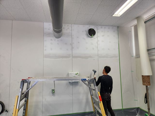 パテを乾かす作業