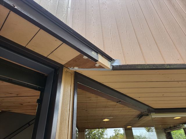 大阪府四条畷市で宿泊施設の内外部腐食部分の木部塗装工事を行いました。