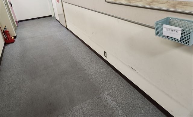 塗装前の廊下壁