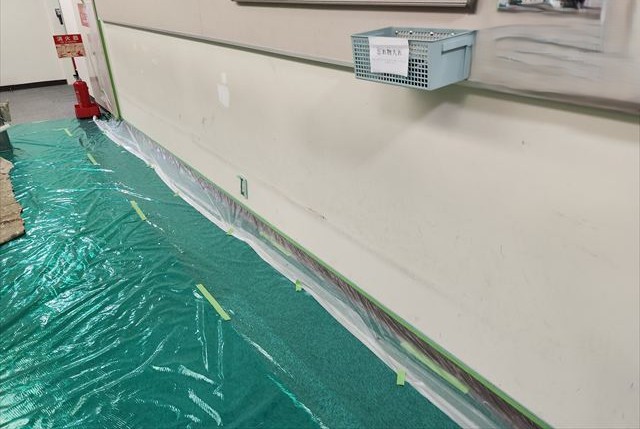 塗装施工前の廊下壁