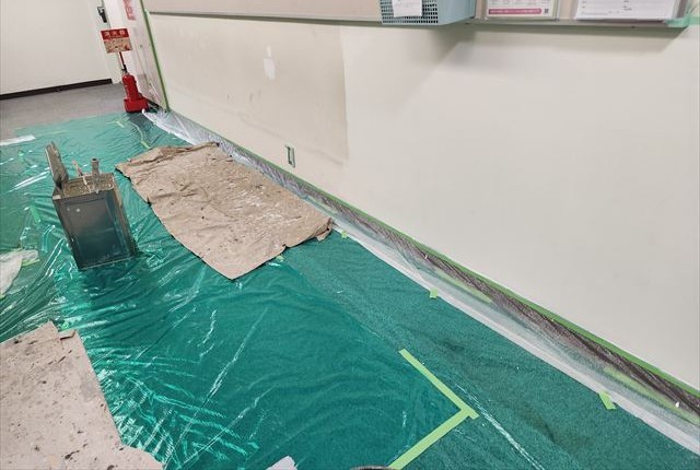 塗装中の廊下壁