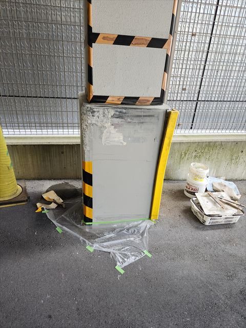大阪府豊中市で商業施設荷捌き場の柱壁下部分の塗装工事を行いました。