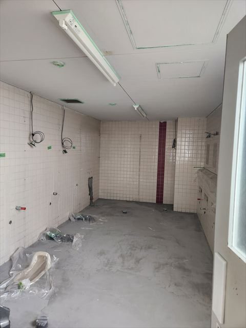 トイレ内天井塗装作業中