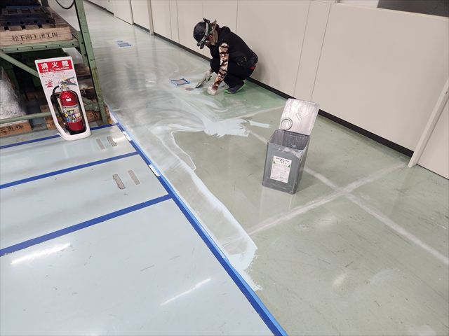 下塗り・塗り込み：ローラーで均一に塗布