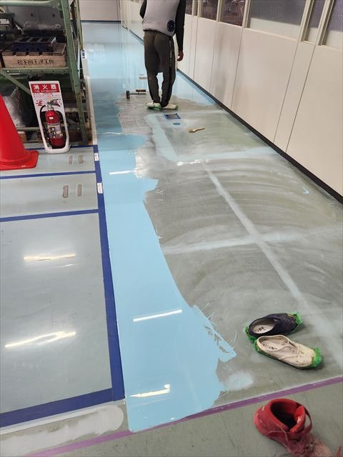 仕上げ塗布：面積をつなげてフラットに整える