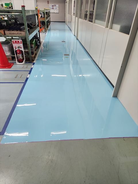 三重県津市の工場共用部廊下で重量物の走行に強い塗床工事を行いました。