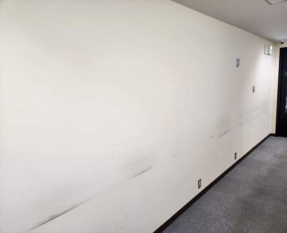 擦過が目立つ廊下壁