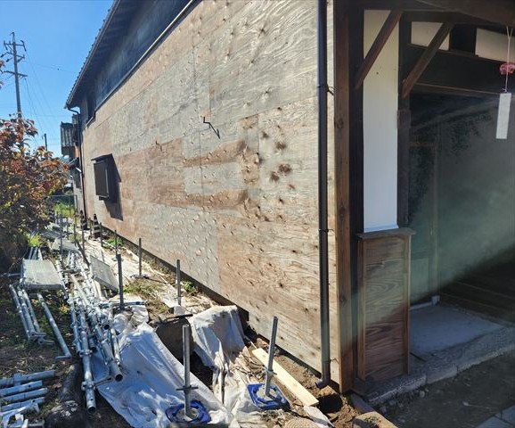 足場解体後の壁