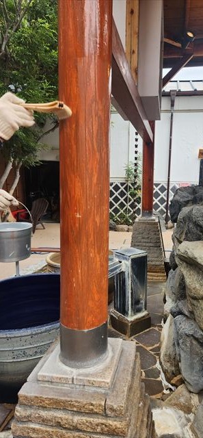 柱にクリアー塗装中