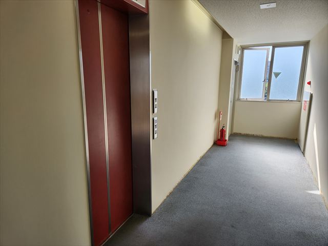 反対側から見た廊下壁