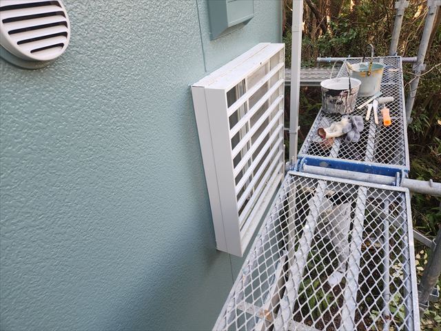 外壁の付帯部まわりも丁寧に塗り込み