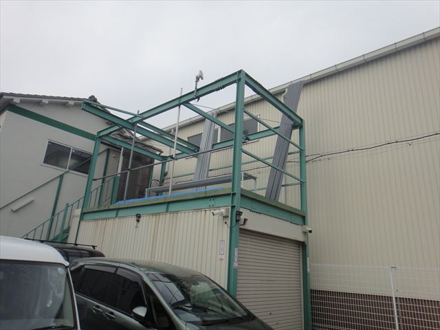 大阪府摂津市で事務所倉庫上の支柱（L型金物）の塗装工事を行いました。
