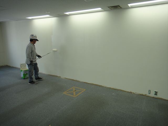 事務所壁塗装中