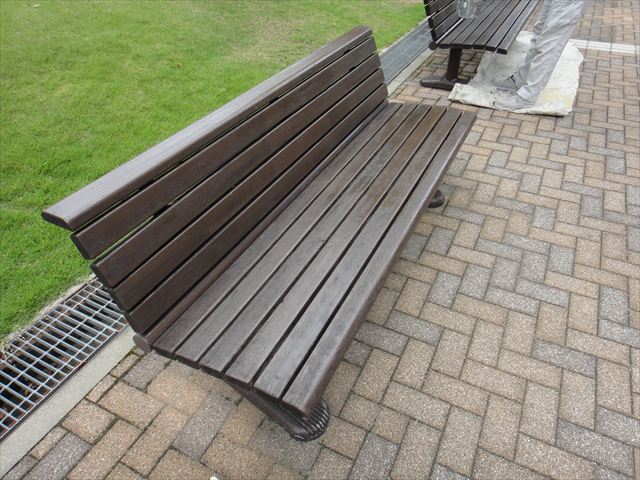 塗装後の木製ベンチ