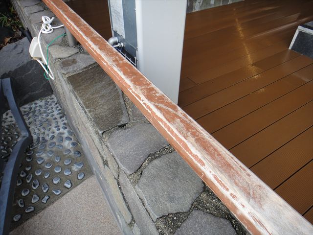 塗膜がめくれた手摺り