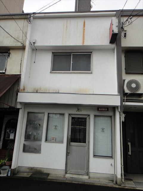 足場設置前の壁