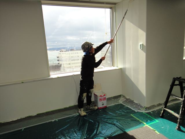 長柄を使って塗装中