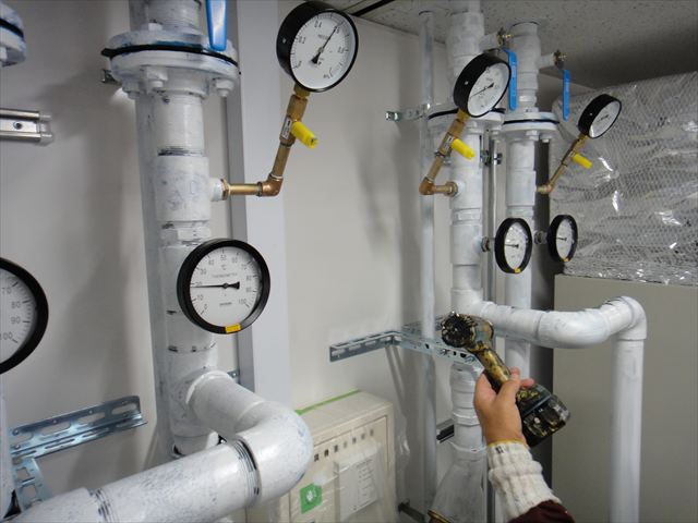 配管を乾かす作業