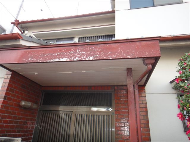 大阪市旭区で戸建住宅玄関部の庇周りの塗装工事を行いました。