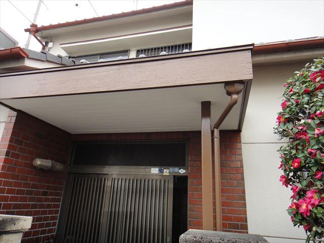 大阪市旭区で戸建住宅玄関部の庇周りの塗装工事を行いました。