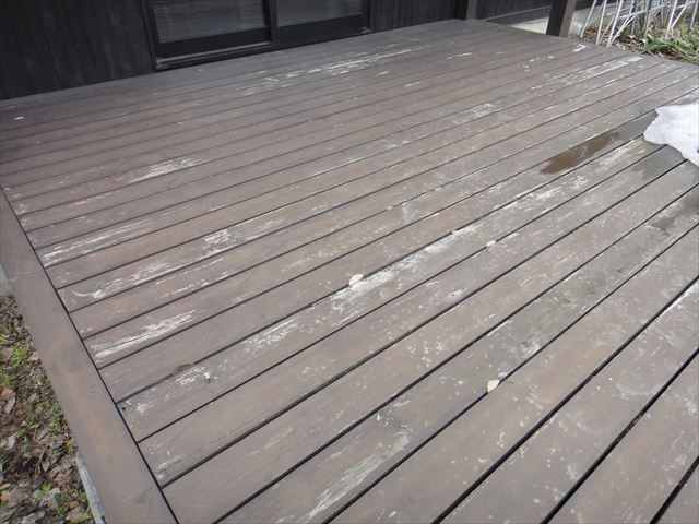 塗膜が捲れているウッドデッキ
