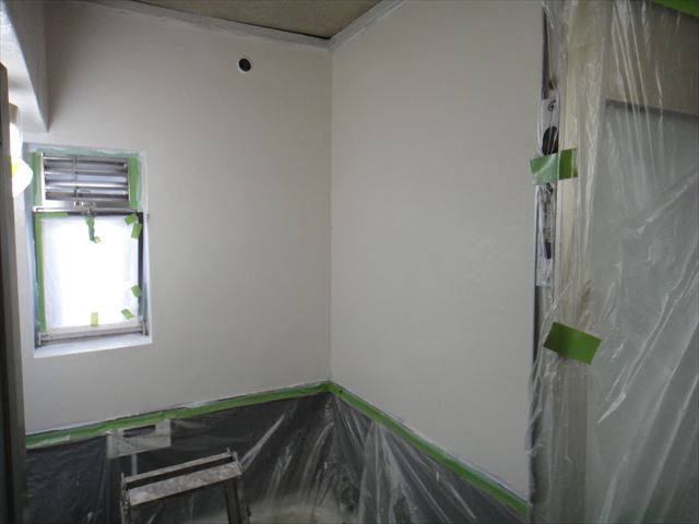 浴室壁の洗浄・下地処理と下塗り