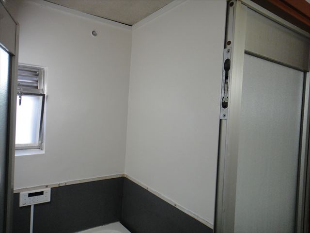 浴室壁の中塗り・上塗りで均一な仕上がりに