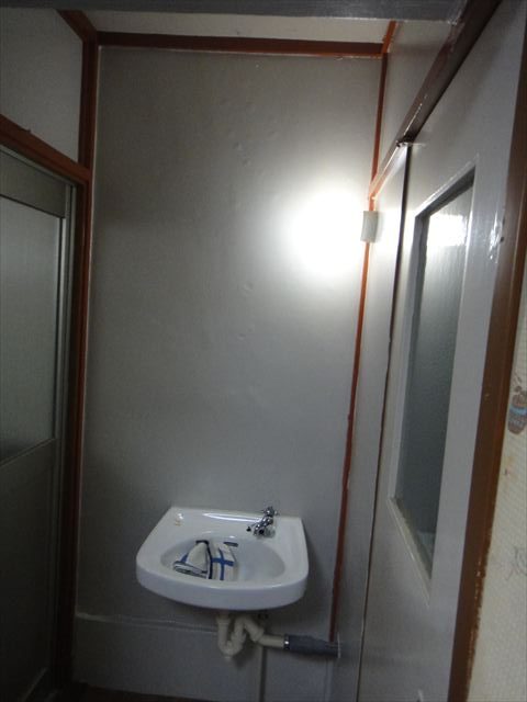 脱衣室壁の補修と塗装