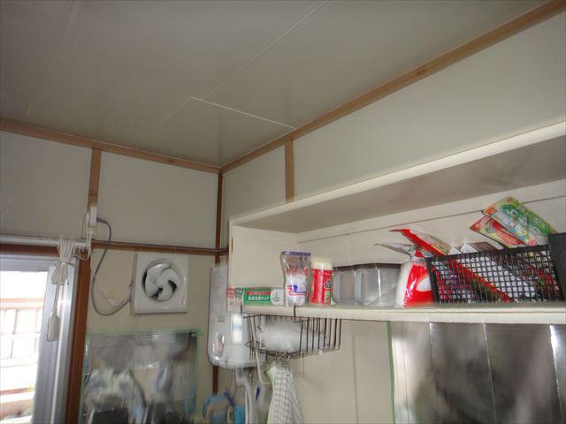 台所壁と天井の塗装