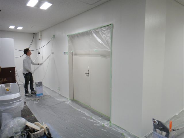 自販機裏の壁塗装中