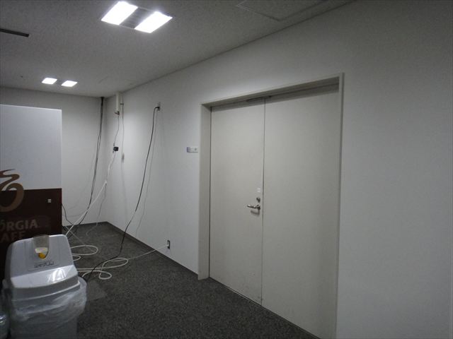 自販機裏の壁塗装終了