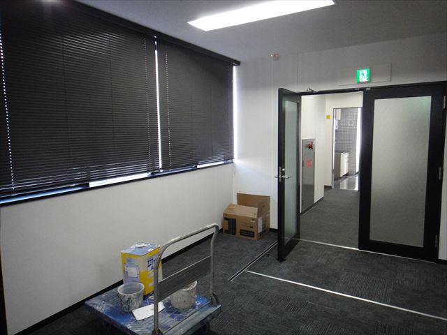 黒色で塗った扉枠