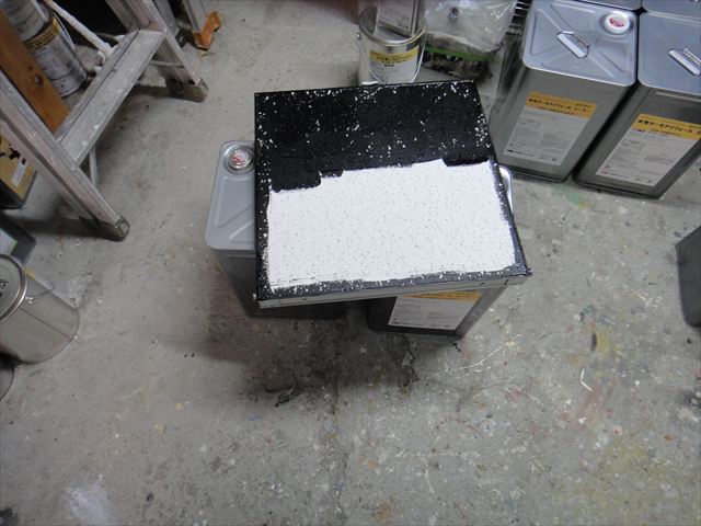半分塗装した点検口
