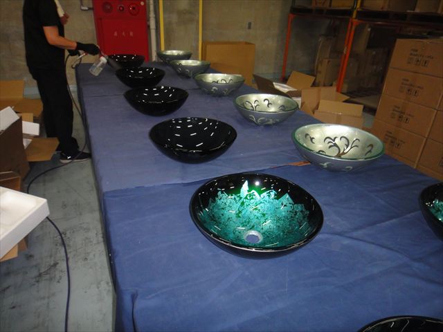 並べた器への塗布作業