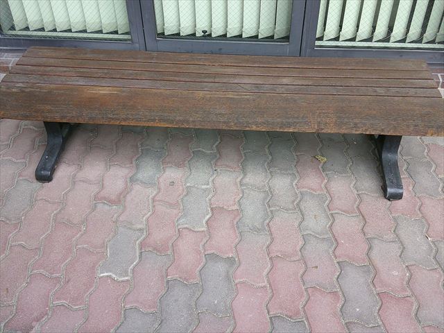 調査写真1：表面に色ムラと劣化が出始めた木製ベンチ