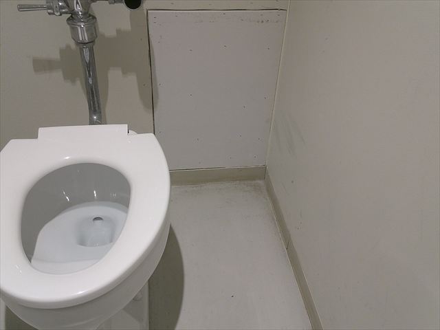トイレ内の復旧した壁