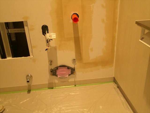 トイレ内壁にパテ処理