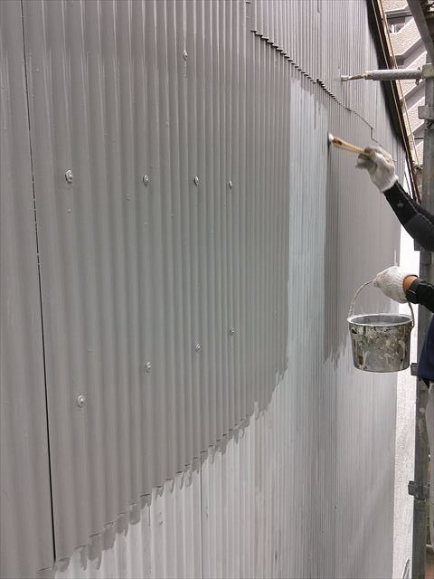トタン壁に上塗り塗装