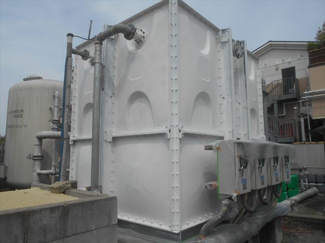 受水槽に錆止め塗装後