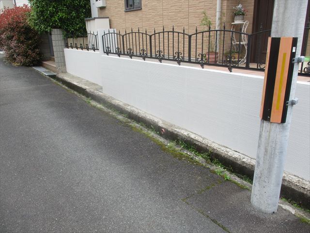 塗装後の門扉周りの塀