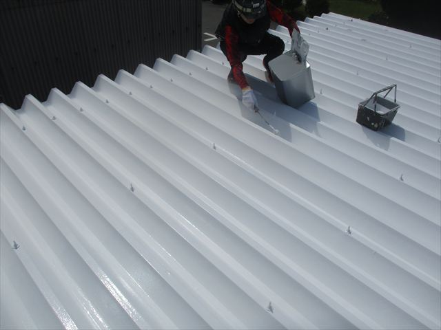 折半屋根の中塗り作業