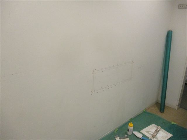 破損した壁のパテ処理前