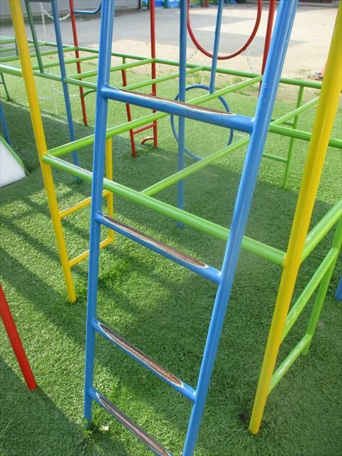 大阪府八尾市で遊具（鉄部分）の塗装工事を行いました。