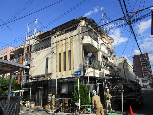 大阪市城東区で築14年住宅壁を模様替えの為、足場組み立てしました