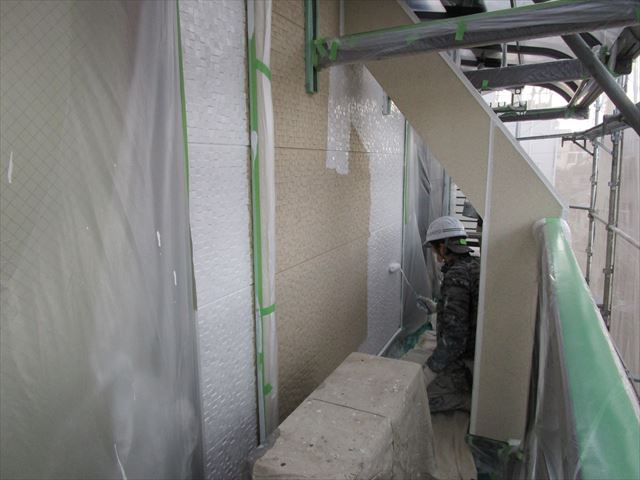 大阪市城東区の３階建てサイディング壁住宅の下塗りに入ります。