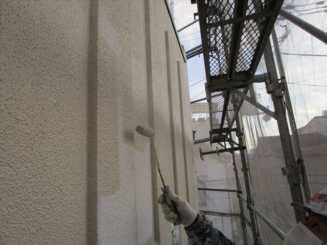 大阪市城東区・サイディング壁の３階建住宅の外壁塗装中塗り工事