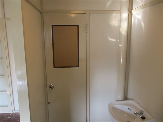 トイレ扉の上塗り