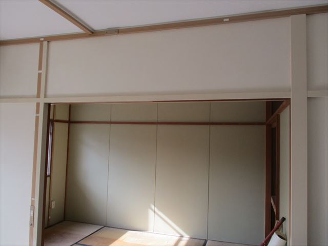 大阪市・鶴見区で集合住宅の空き部屋の上塗り作業にはいりました