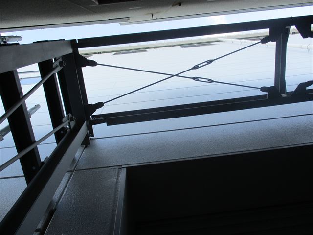 2階渡り廊下の鉄骨天井
