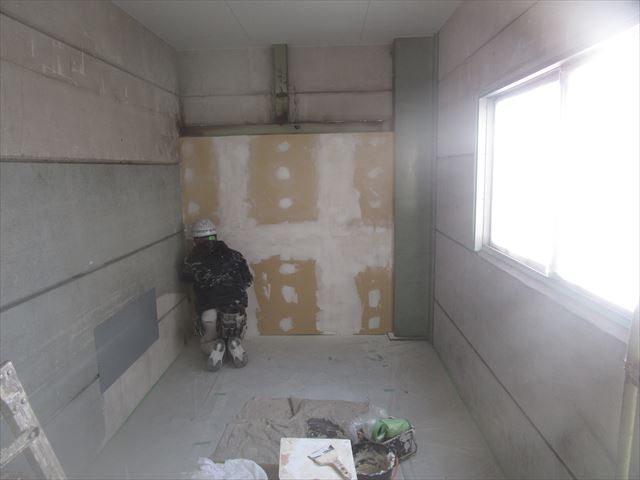 大阪府東大阪市の工場内に休憩室を作られるので壁を塗装します。